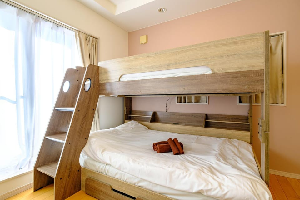 Bedroom, bunk bed