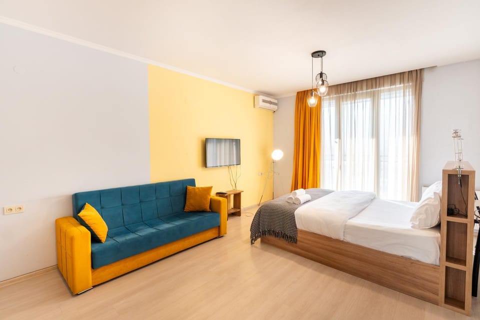 Bed, TV and multimedia, Living room, Photo of the whole room, Seating area, Bedroom, air conditioner