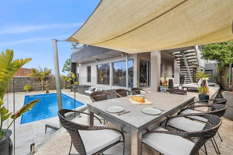 Food and drinks, Pool view