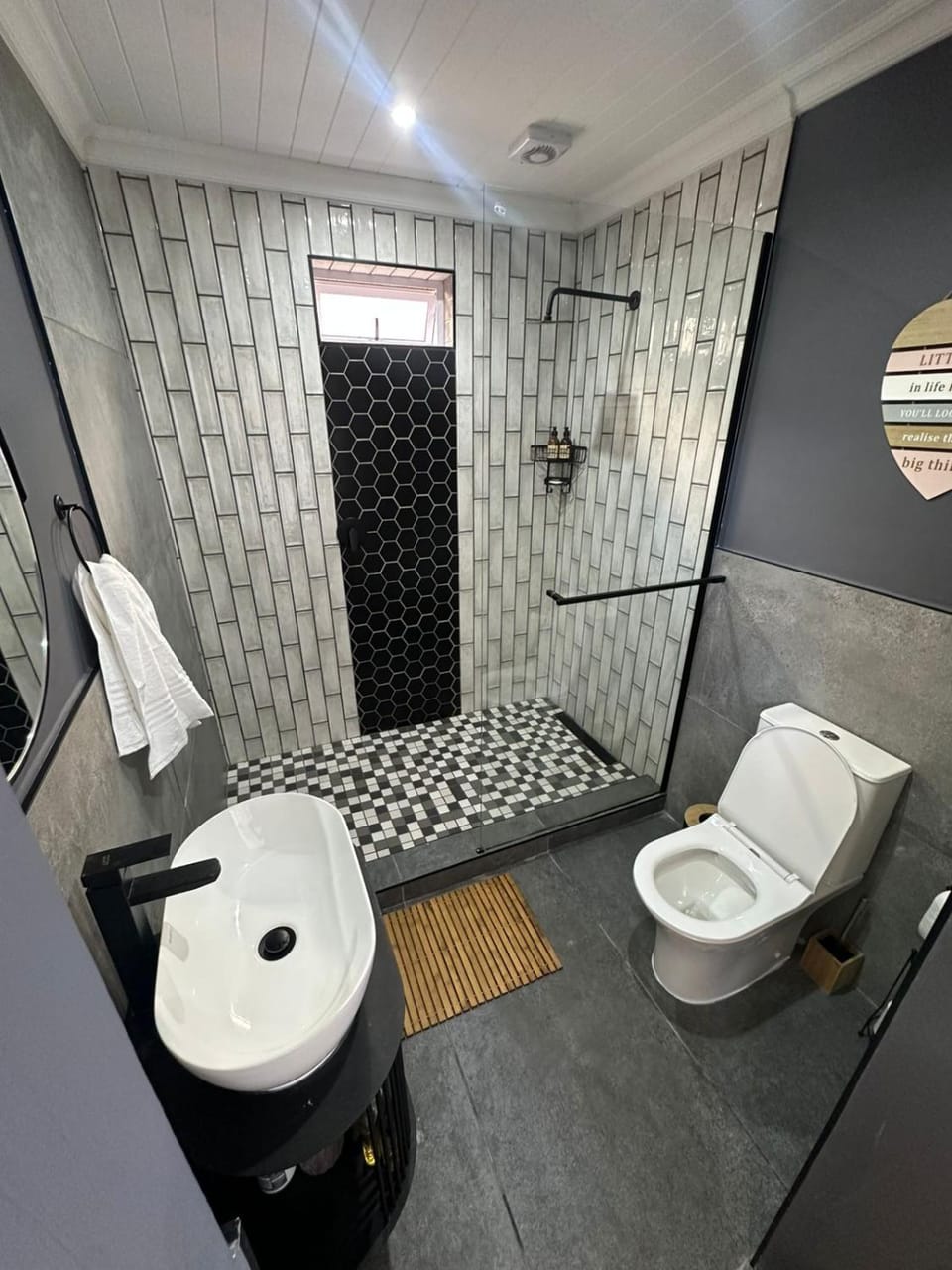 Shower, Toilet, Bathroom, towels