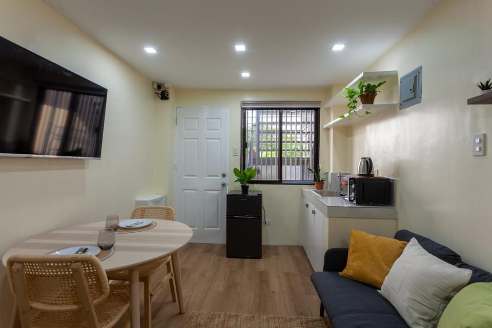 TV and multimedia, Kitchen or kitchenette, Living room, Seating area, Dining area