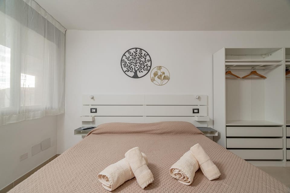 Bed, Bedroom, towels