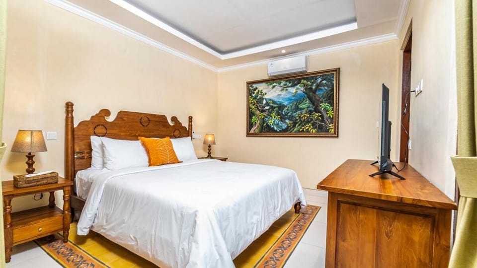 Photo of the whole room, Bedroom