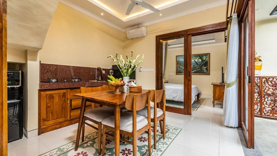 Kitchen or kitchenette, Dining area, stove