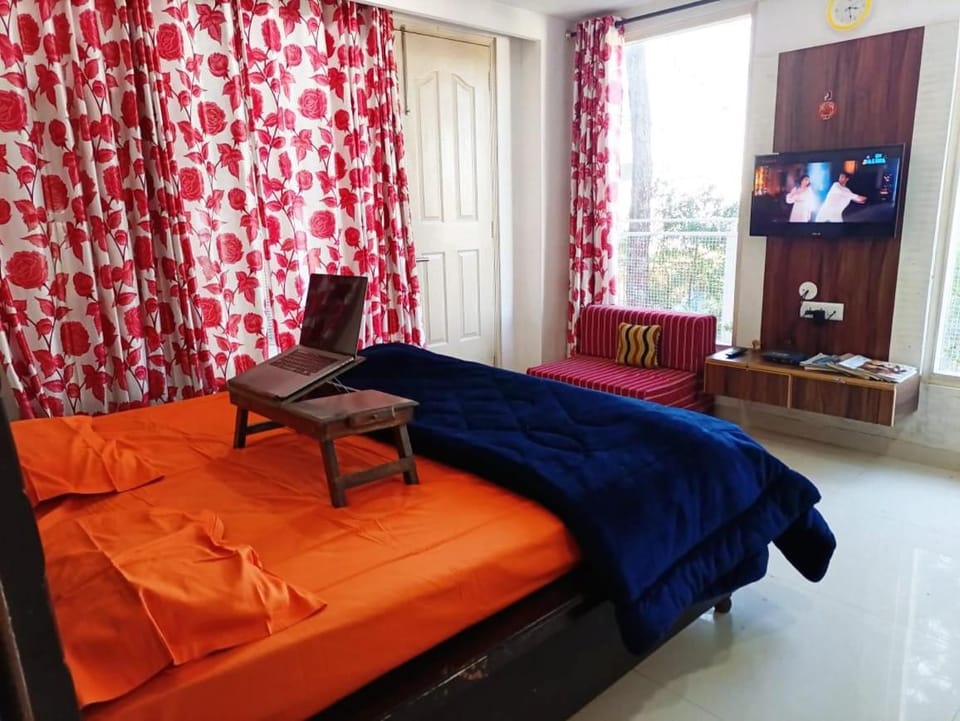 Bonfire, Barbecue, Snow, Private 2BHK Barog near Solan Apartment in Himachal Pradesh