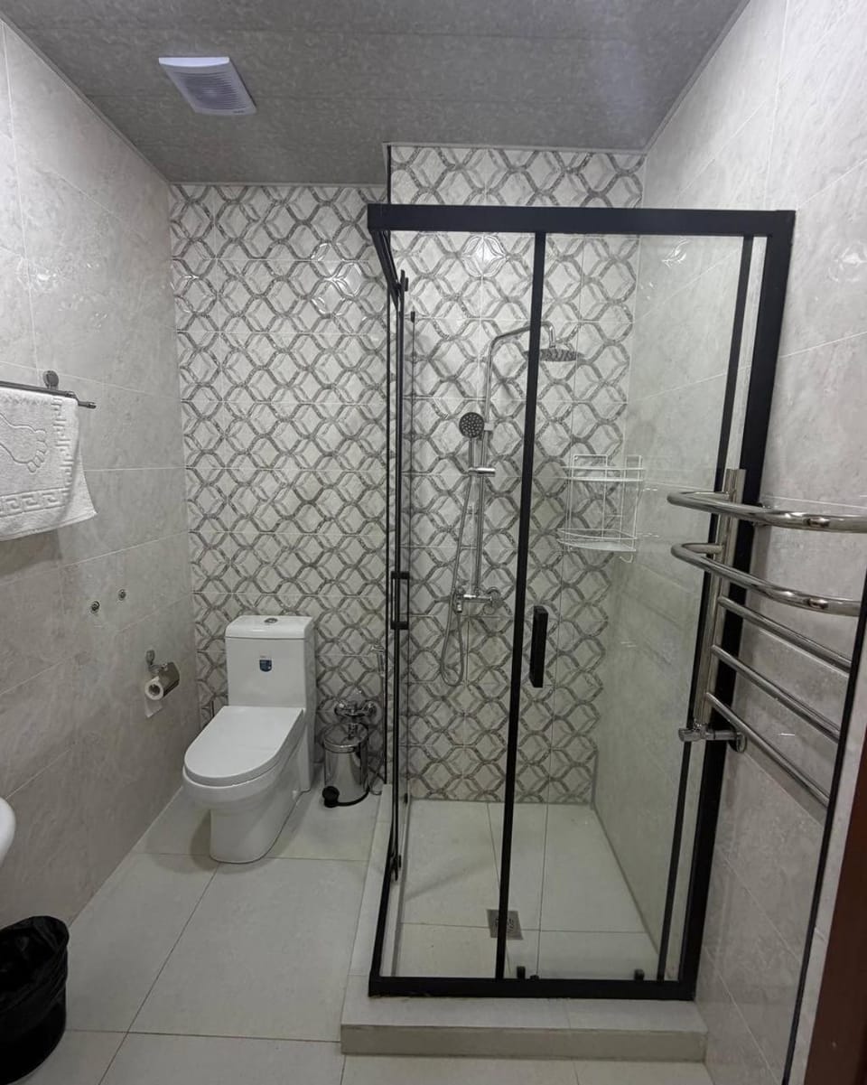 Shower, Toilet