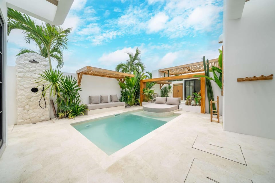 Property building, Patio, Day, Pool view, Swimming pool, Swimming pool, sunbed