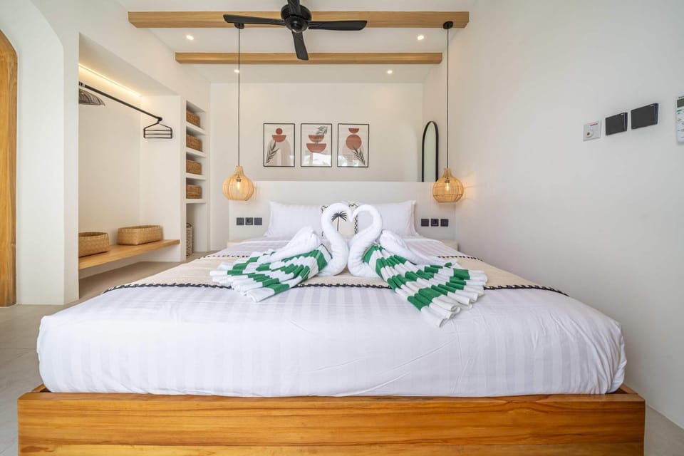 Bed, Photo of the whole room, Bedroom, towels