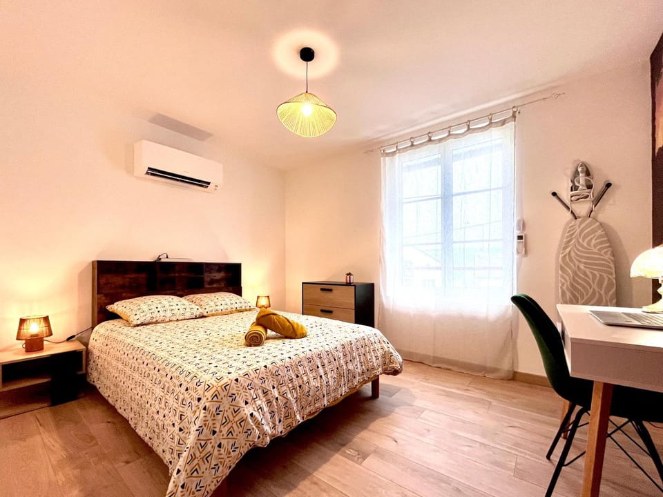 Photo of the whole room, Bedroom