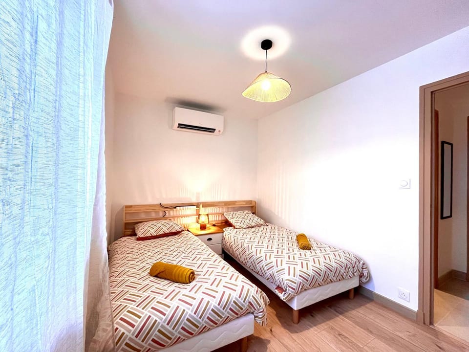 Photo of the whole room, Bedroom