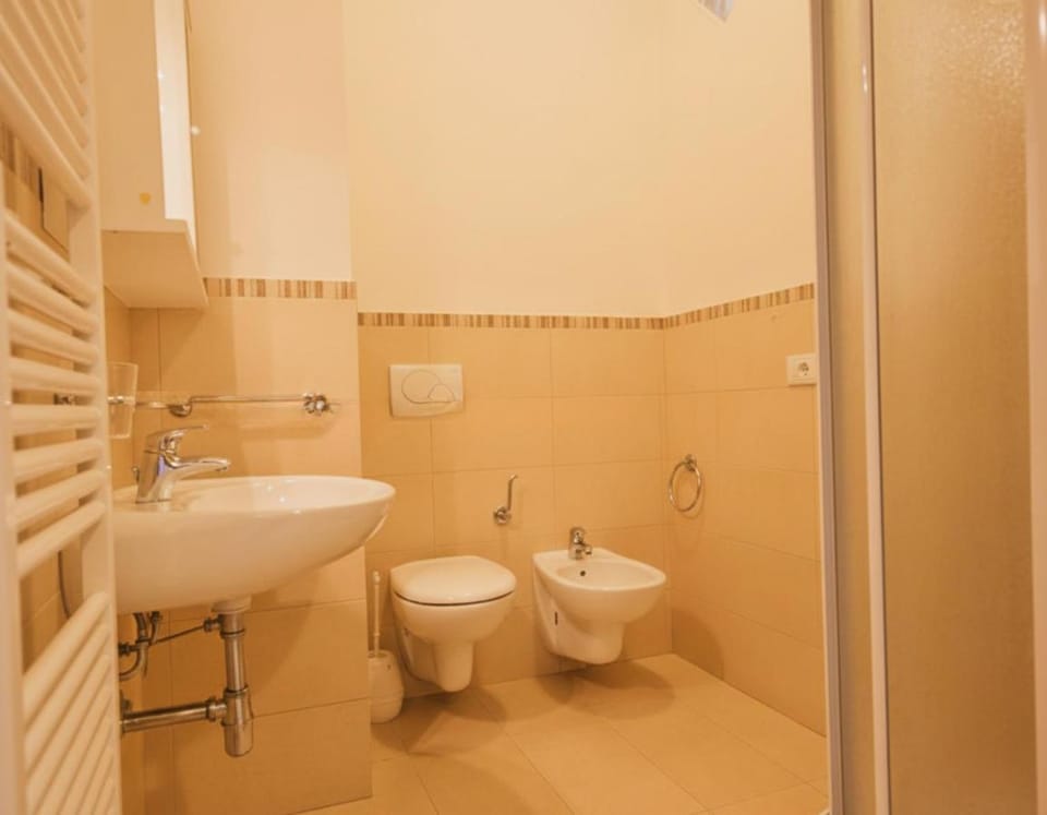 Toilet, bidet