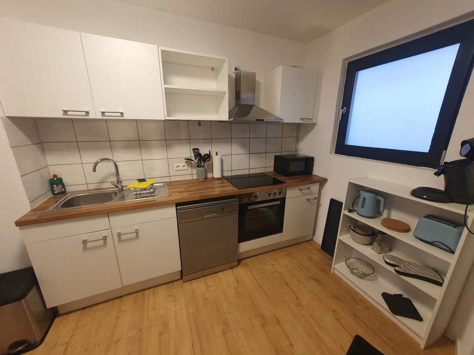 Coffee/tea facilities, Kitchen or kitchenette, dishwasher, stove, toaster