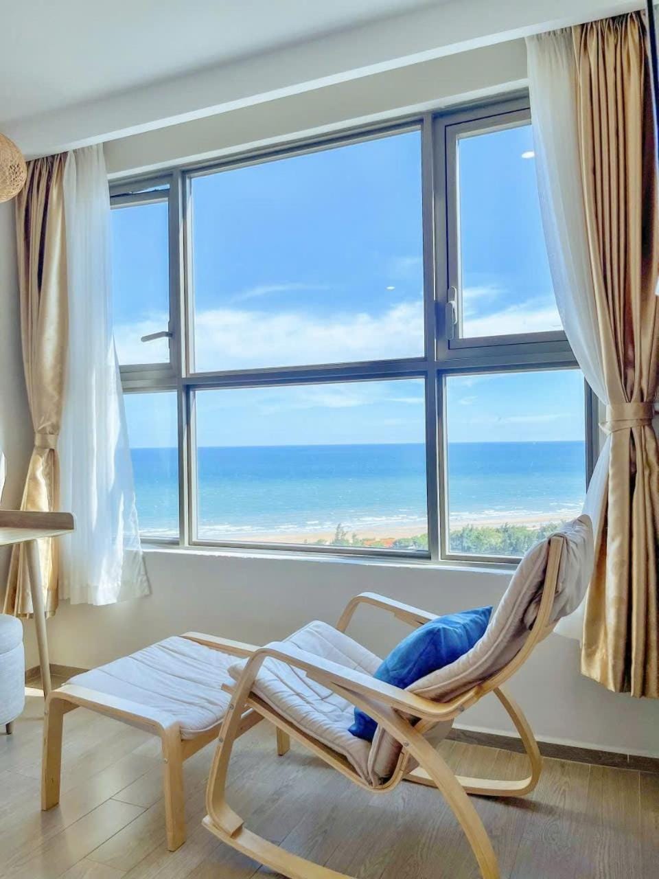 Bed, Natural landscape, Living room, Photo of the whole room, Seating area, Beach, Bedroom, Sea view, sunbed
