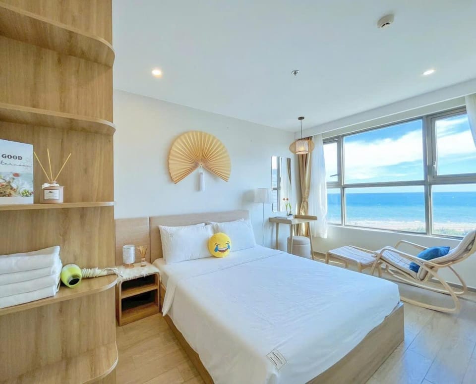 Bed, Natural landscape, Living room, Photo of the whole room, Seating area, Bedroom, Sea view