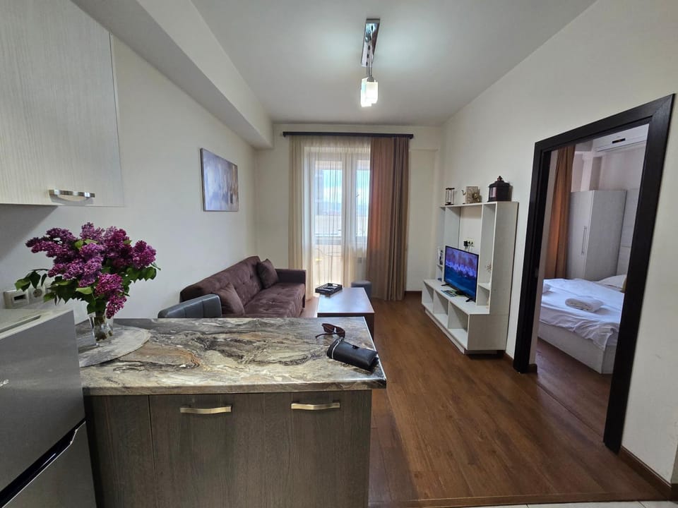 Bed, TV and multimedia, Living room, Photo of the whole room, Seating area, Bedroom, towels