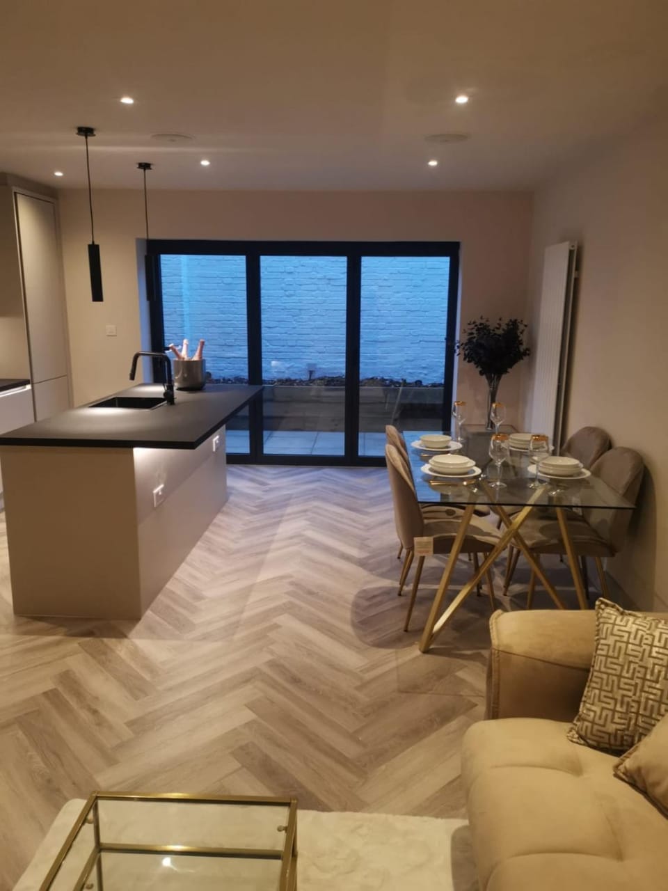 London 2BR Retreat with Free Parking & City Access Apartment in London Borough of Southwark