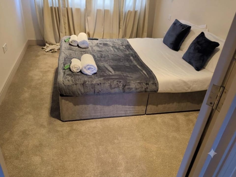London 2BR Retreat with Free Parking & City Access Apartment in London Borough of Southwark