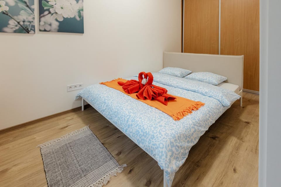 Bed, Photo of the whole room, Bedroom, towels
