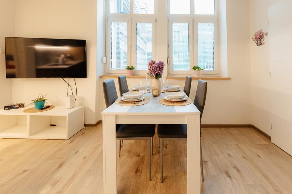 TV and multimedia, Living room, Seating area, Dining area