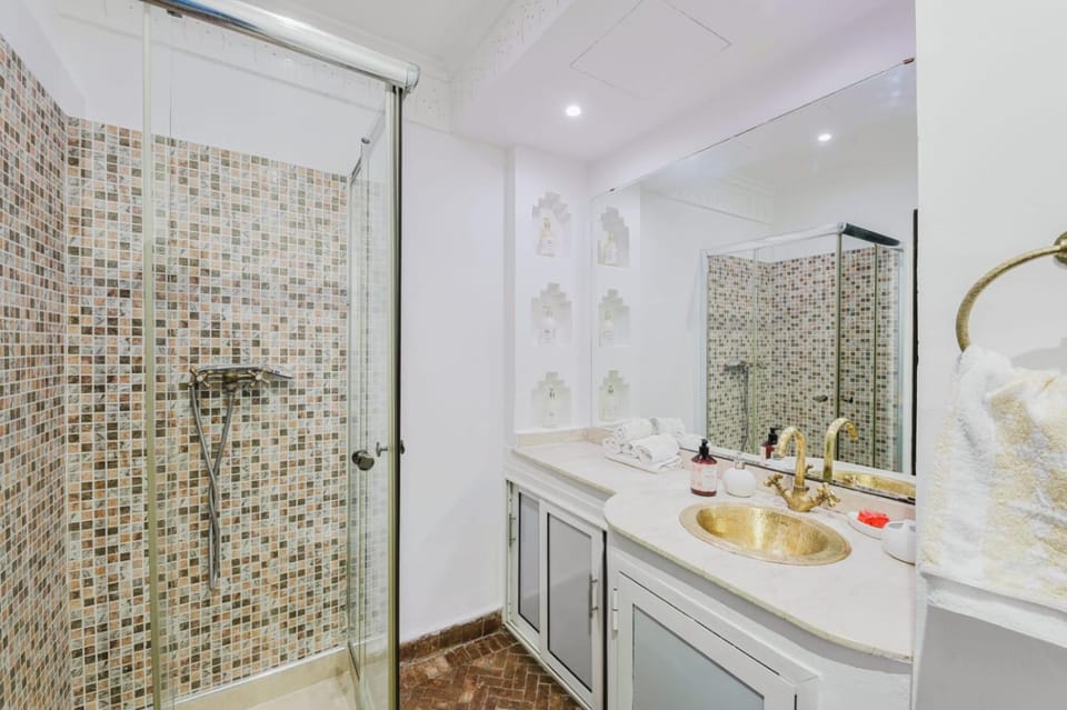 Shower, Bathroom, towels