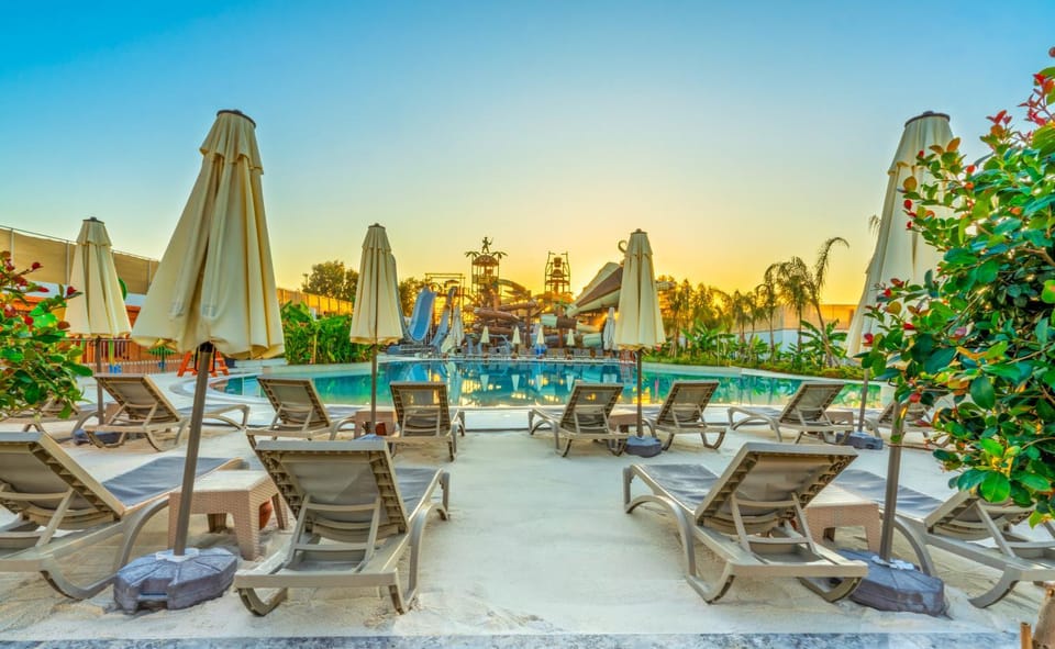 Pool view, Swimming pool, sunbed