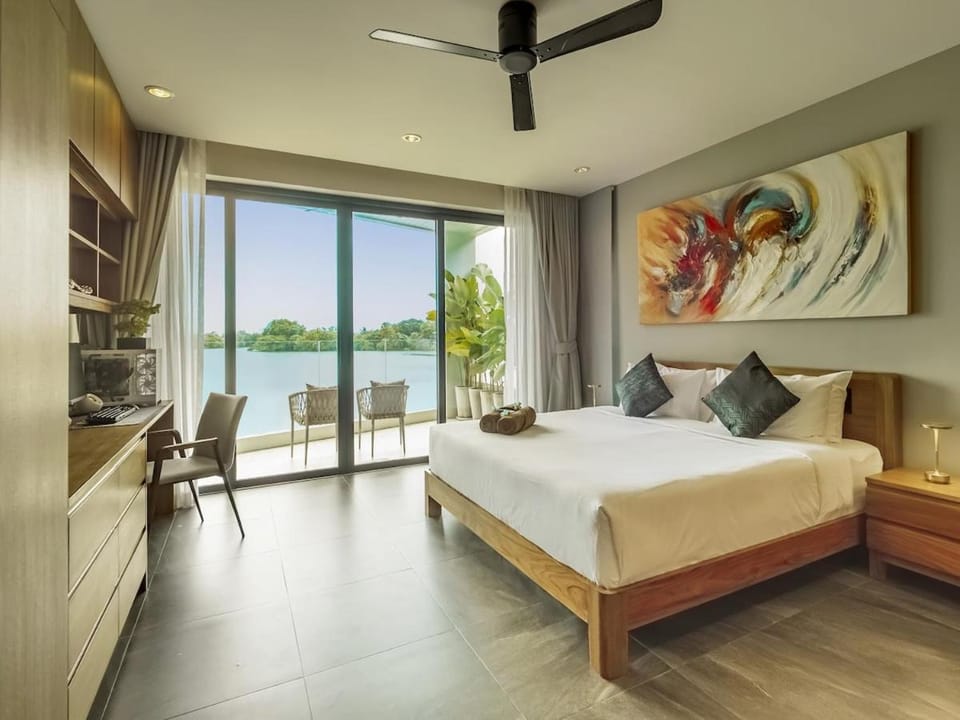 Lakeside 5-BR New Pool Villa in Gated Community Villa in Chalong