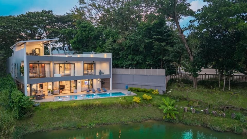 Lakeside 5-BR New Pool Villa in Gated Community Villa in Chalong