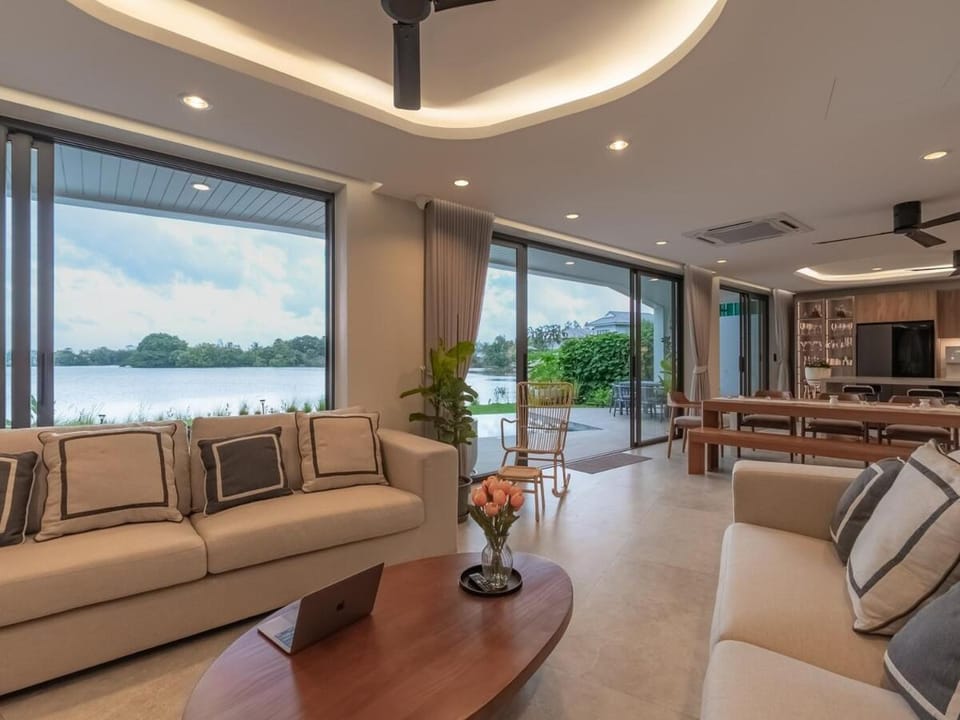 Lakeside 5-BR New Pool Villa in Gated Community Villa in Chalong