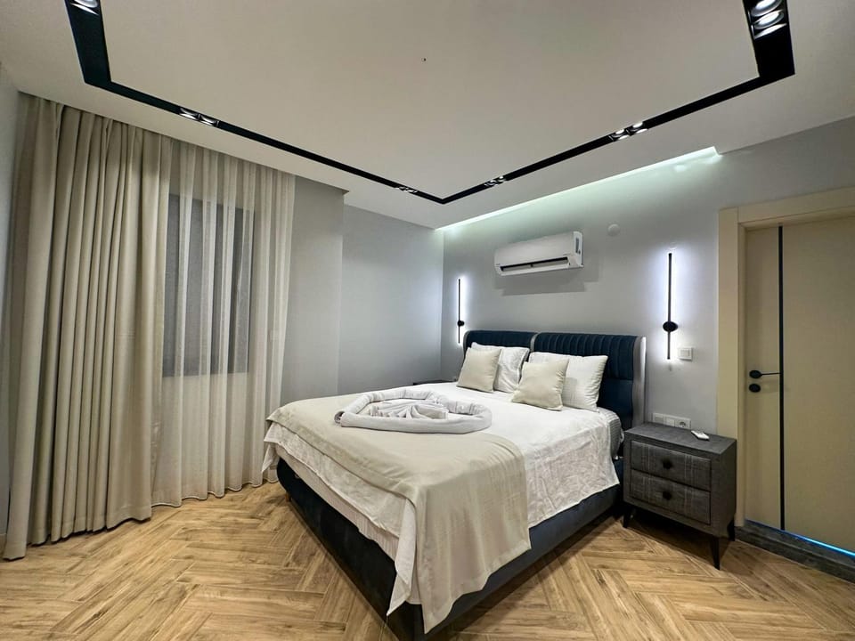 Bed, Photo of the whole room, Bedroom, towels