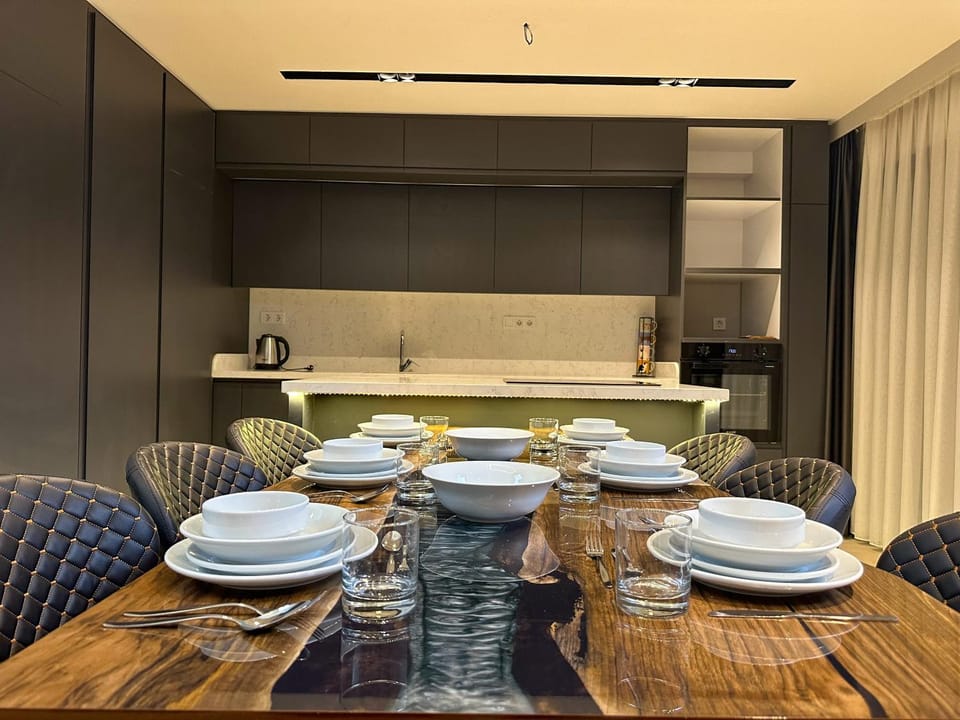 Kitchen or kitchenette, Living room, Seating area, Dining area, Breakfast