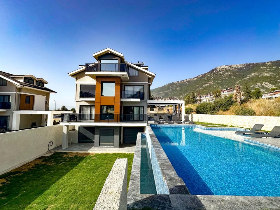 Property building, Day, Natural landscape, Garden, Mountain view, Pool view, Swimming pool, sunbed