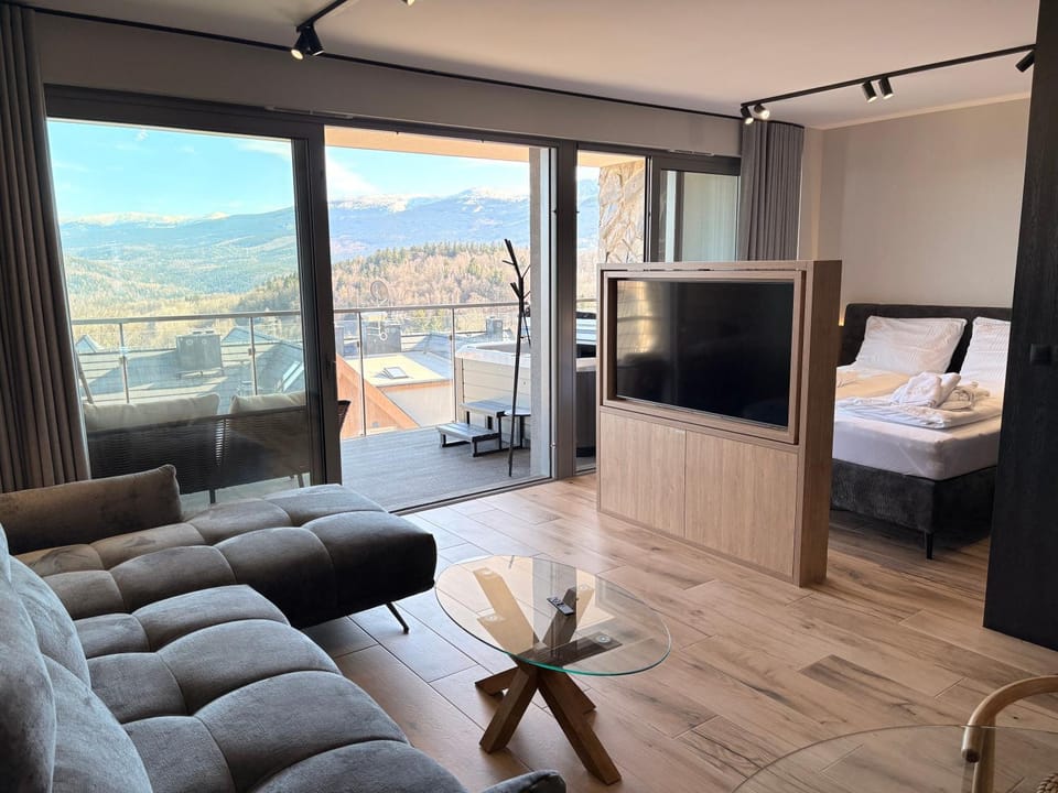 TV and multimedia, Living room, Photo of the whole room, Mountain view