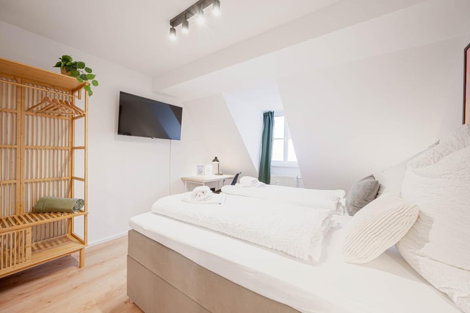Bed, TV and multimedia, Photo of the whole room, Bedroom