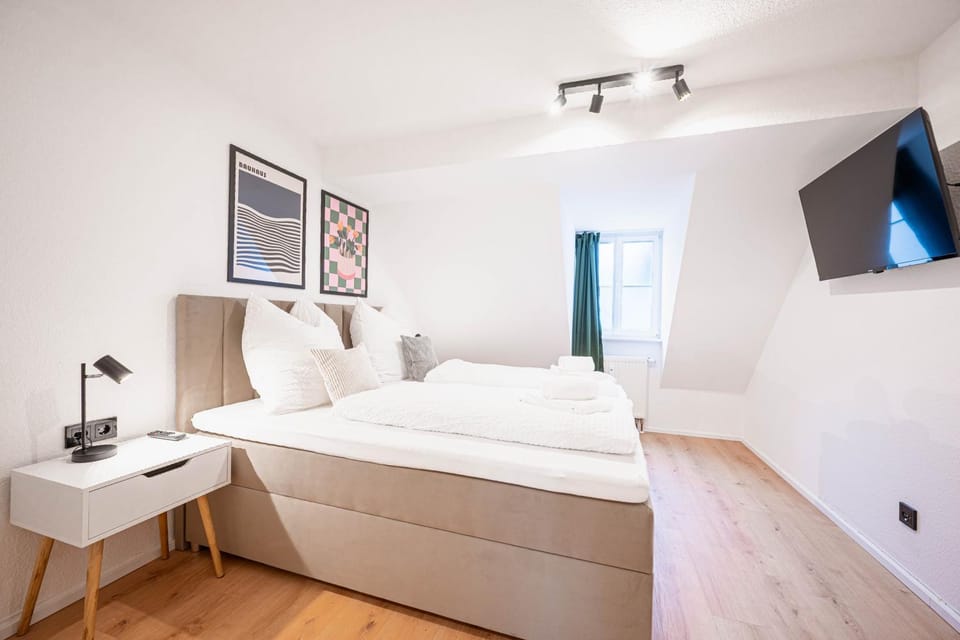 Bed, TV and multimedia, Photo of the whole room, Bedroom