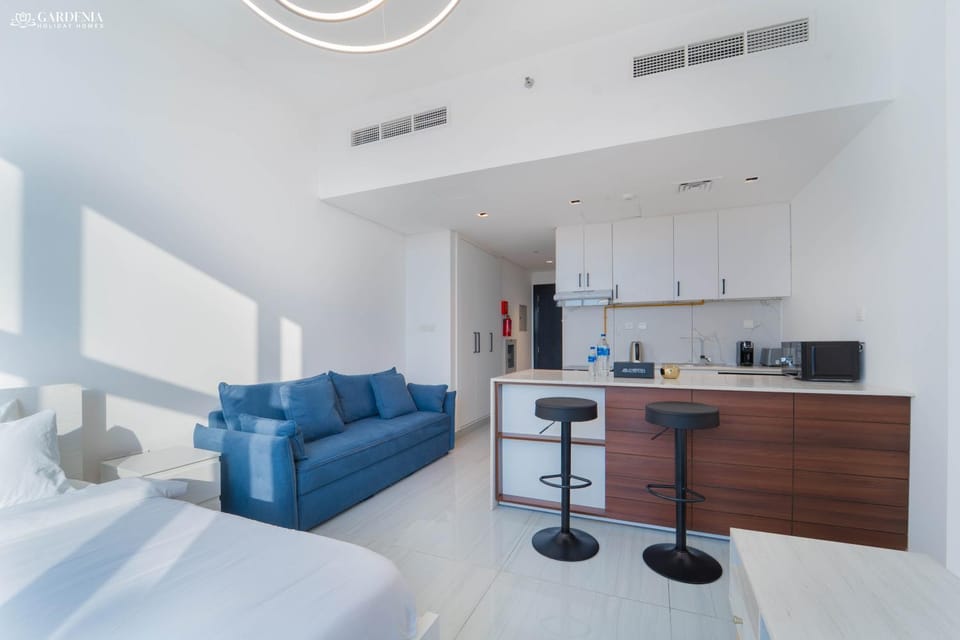 Bed, TV and multimedia, Kitchen or kitchenette, Living room, Photo of the whole room, Seating area, Bedroom, minibar