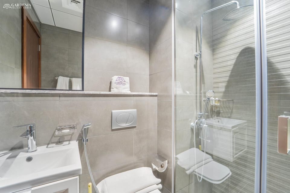 Shower, Toilet, Bathroom, towels