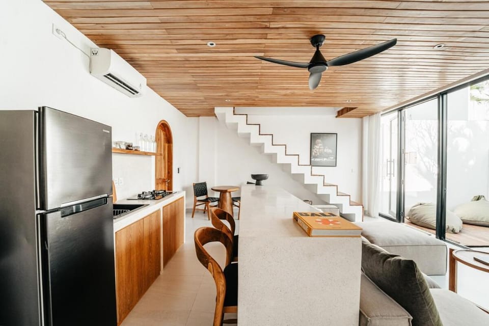TV and multimedia, Coffee/tea facilities, Kitchen or kitchenette, Living room, Photo of the whole room, Seating area, Dining area, microwave, oven, stove, kitchen, kitchen