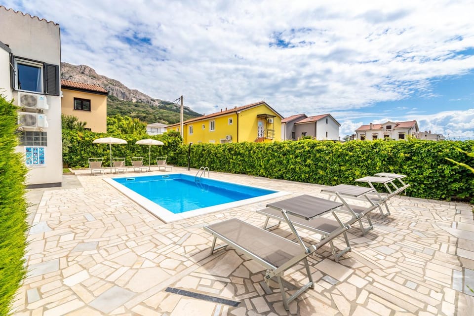 Property building, Patio, Day, Natural landscape, Pool view, Swimming pool, sunbed