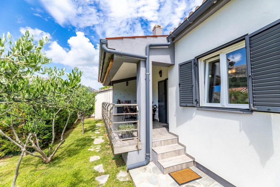 Property building, Day, Garden, View (from property/room), Balcony/Terrace, Garden view