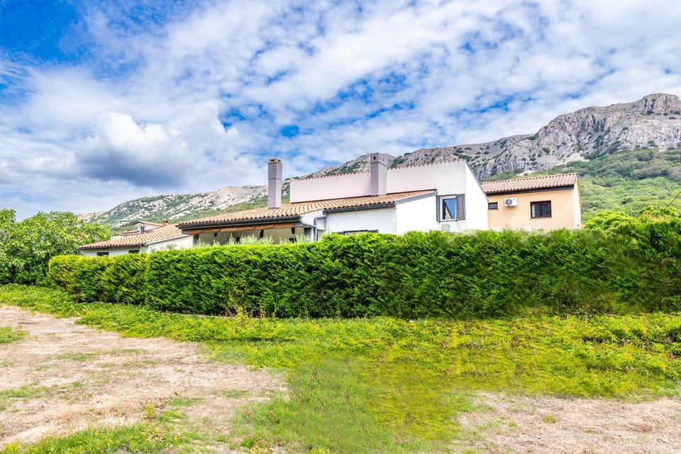 Property building, Day, Natural landscape, Garden, Mountain view