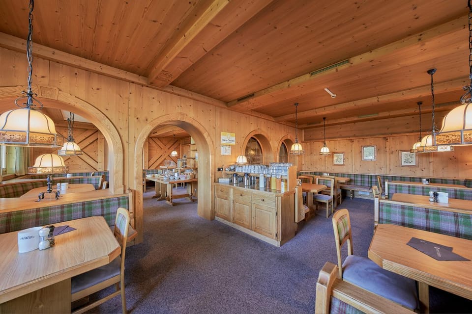 Restaurant/places to eat, Living room, Seating area, Breakfast