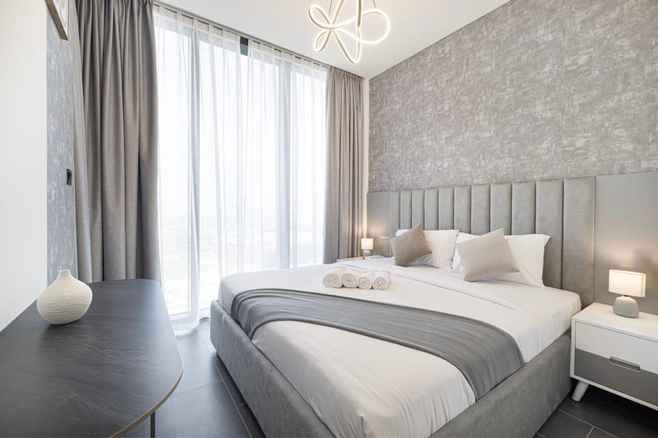 Bed, Photo of the whole room, Decorative detail, Bedroom, City view, Street view, Quiet street view, towels