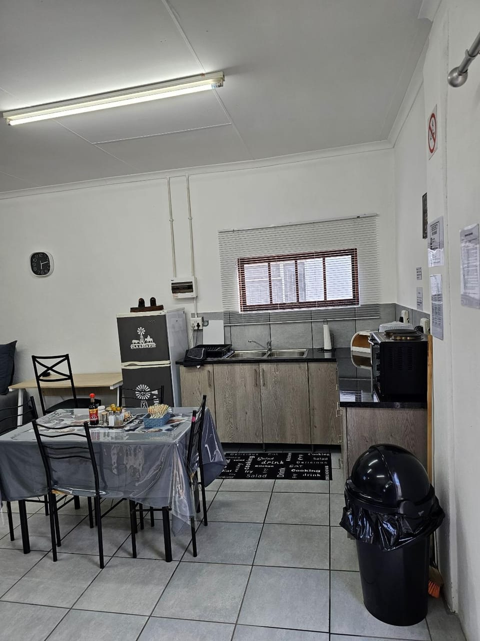 Coffee/tea facilities, Kitchen or kitchenette, Dining area, stove, toaster