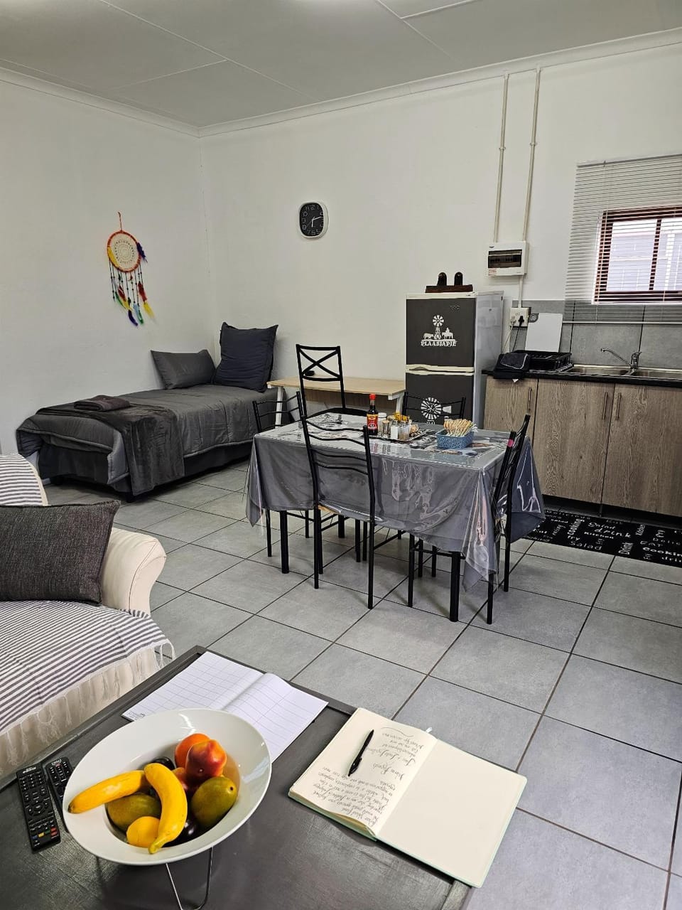 Kitchen or kitchenette, Dining area