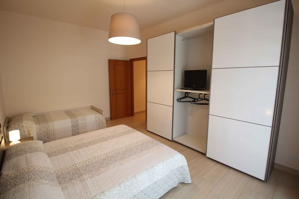 Photo of the whole room, Bedroom, wardrobe