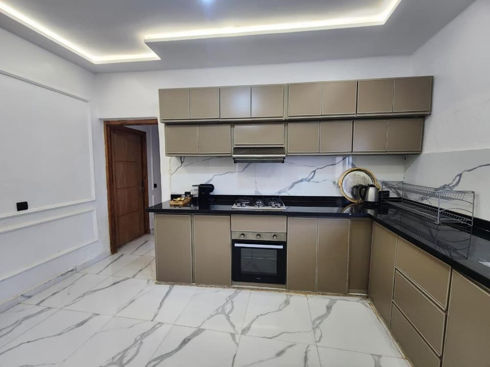 Kitchen or kitchenette, dishwasher, minibar