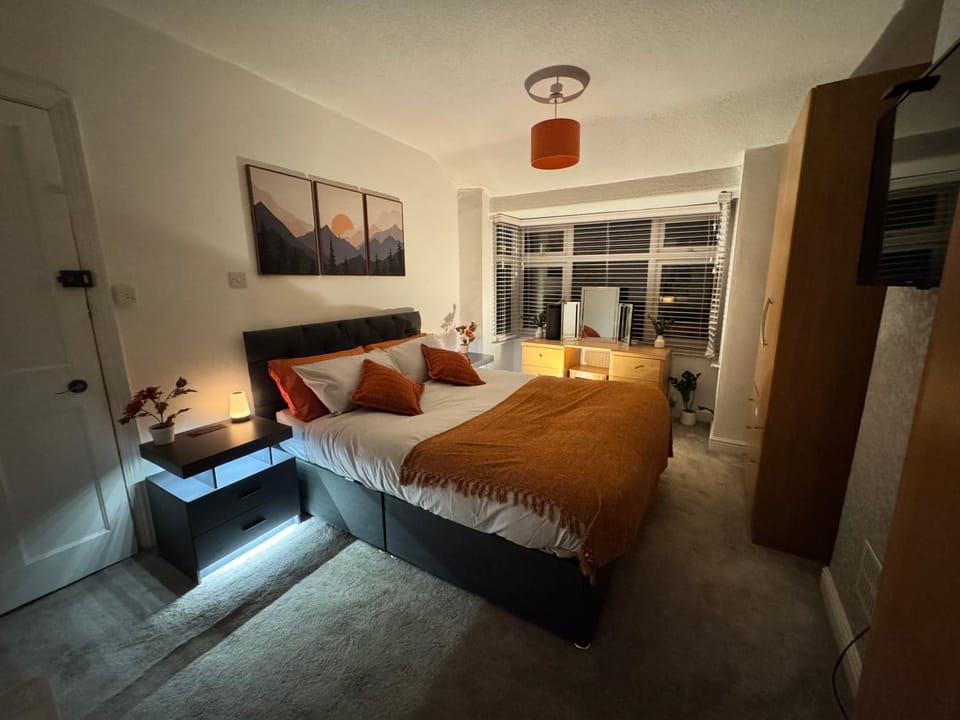 Lovely 1-Bed City Centre escape with Kitchen & Free Parking Bed and Breakfast in Coventry