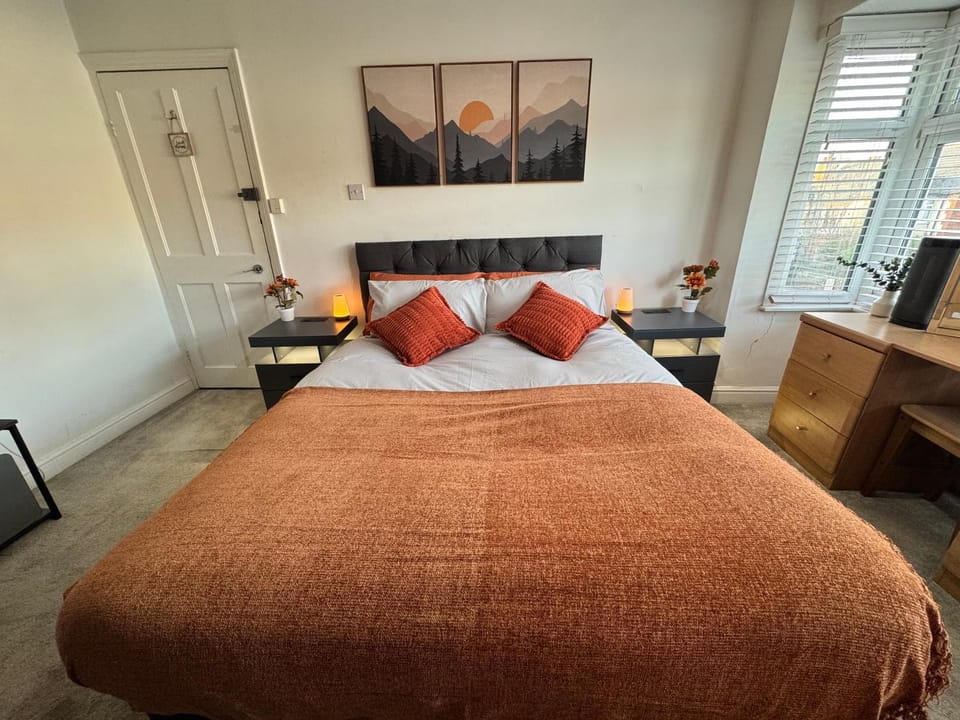 Lovely 1-Bed City Centre escape with Kitchen & Free Parking Bed and Breakfast in Coventry