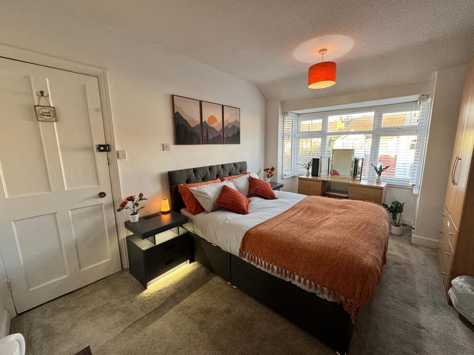 Lovely 1-Bed City Centre escape with Kitchen & Free Parking Bed and Breakfast in Coventry