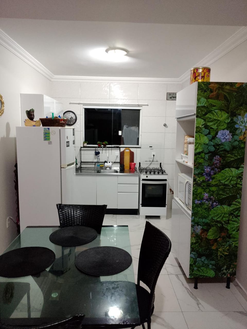 Coffee/tea facilities, Kitchen or kitchenette, Dining area, oven, toaster